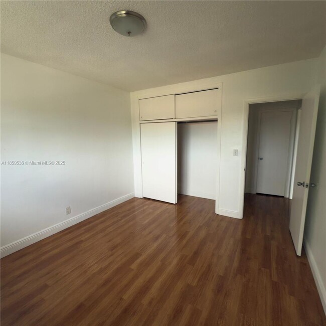 Foto del edificio - 6580 Santona St