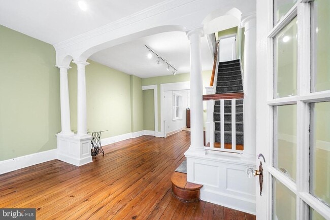 Building Photo - 705 S Warnock St