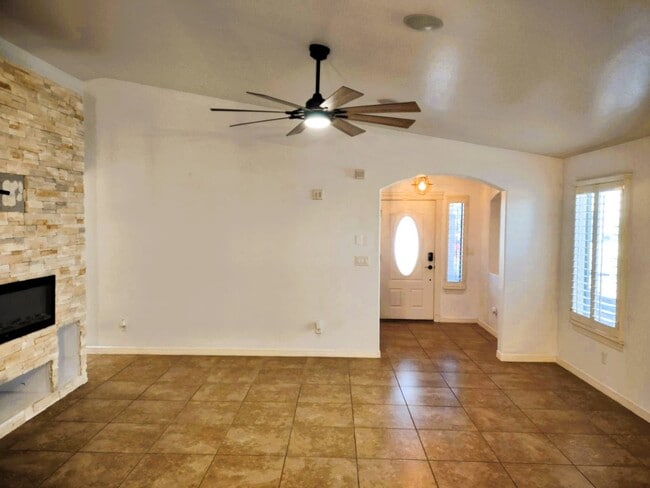 Foto del edificio - Immaculate Single Level Eastside Home With Refrigerated Air Located In Quiet Neighborhood