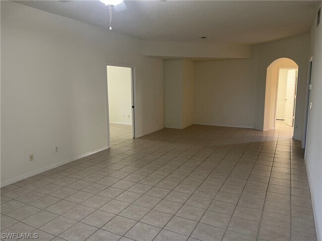 Foto del edificio - 15100 Royal Windsor Ln