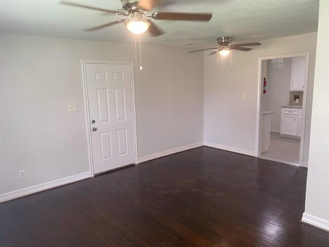 Foto del edificio - 5731 Belmark St