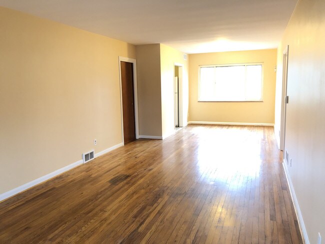Foto del edificio - 8627 Mockingbird Ln