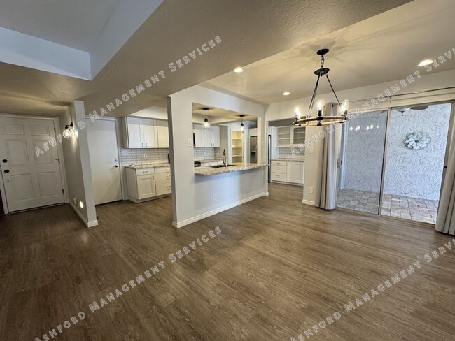 Foto del edificio - BEAUTIFUL 3 BEDROOM 2.5 BATHROOM HOME IN S...