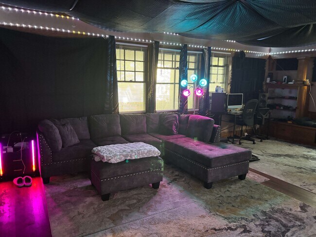 Building Photo - 405 N Salisbury St