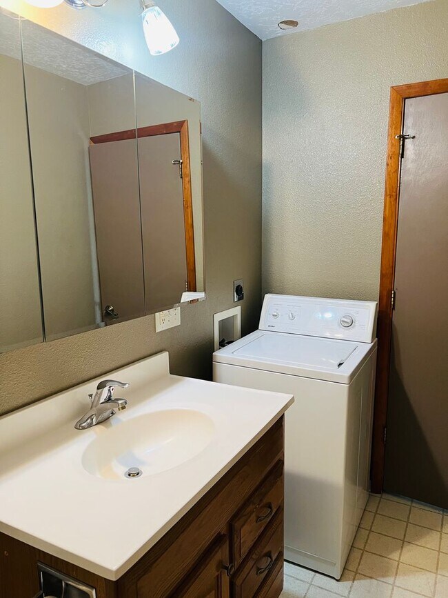 Building Photo - 5408/5410 Helen Ct
