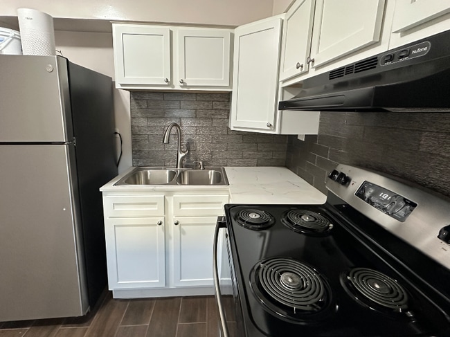 Photo - 1386 Court Ave Apartment