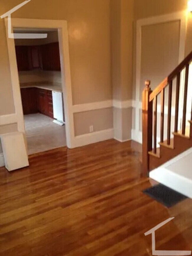Foto del edificio - Nicely renovated 2 bed spread out over 2 f...