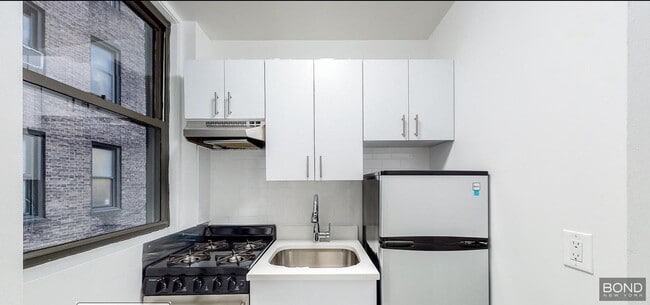 Building Photo - 140 E 46th St