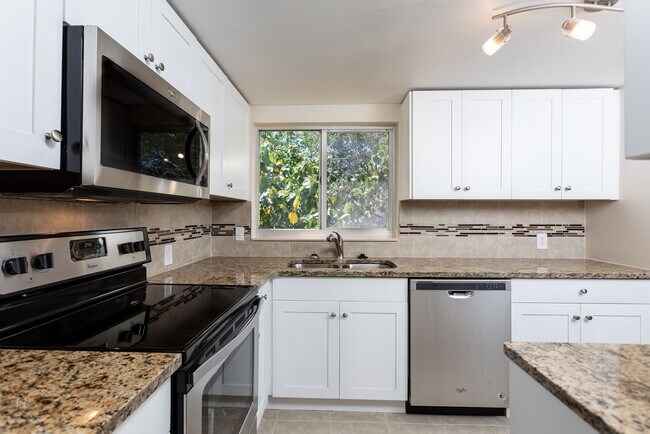 Kitchen - 1200 N Shore Dr NE