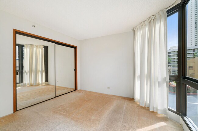 Foto del edificio - Country Club Plaza#307