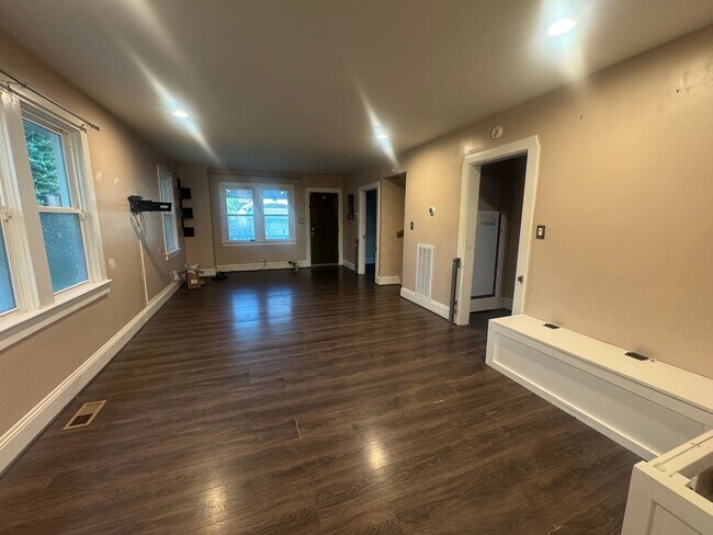 Building Photo - 1525 Hawthorne Dr