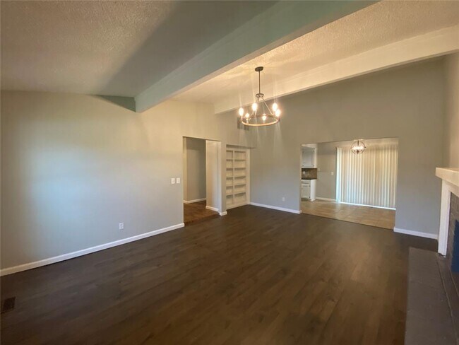 Foto del edificio - 2433 Shady Tree Ln