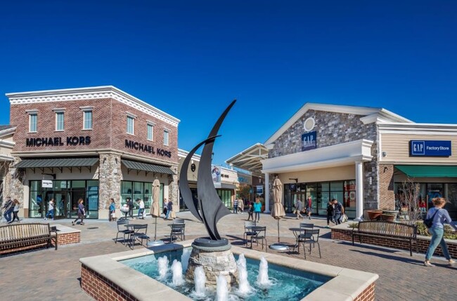 Increíbles tiendas de 10 minutos de distancia en el Norfolk Premium Outlets - Fenner Gardens Apartments