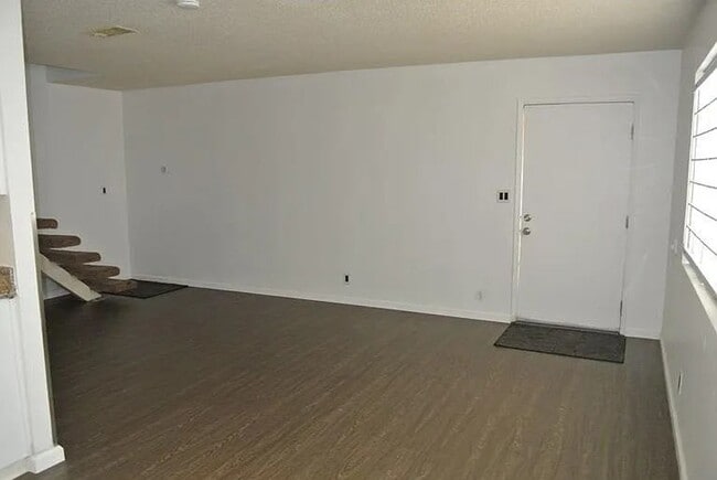 Building Photo - Updated and Spacious Condo near Shopping and Dining!
