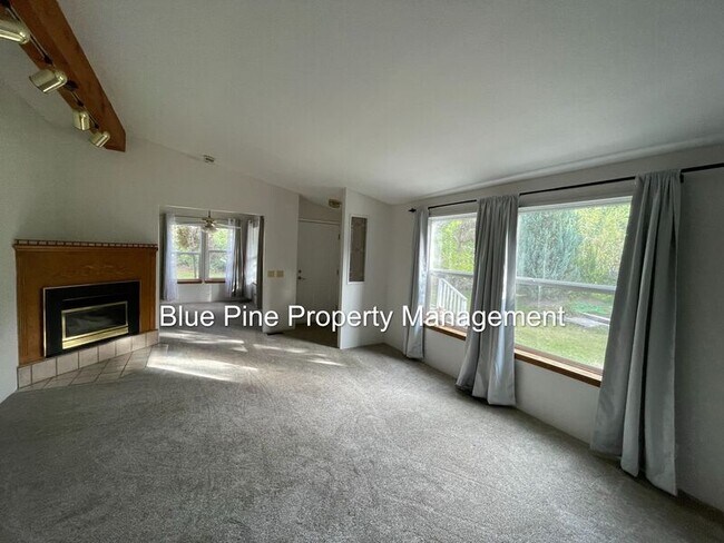 Building Photo - 587 W 10 S