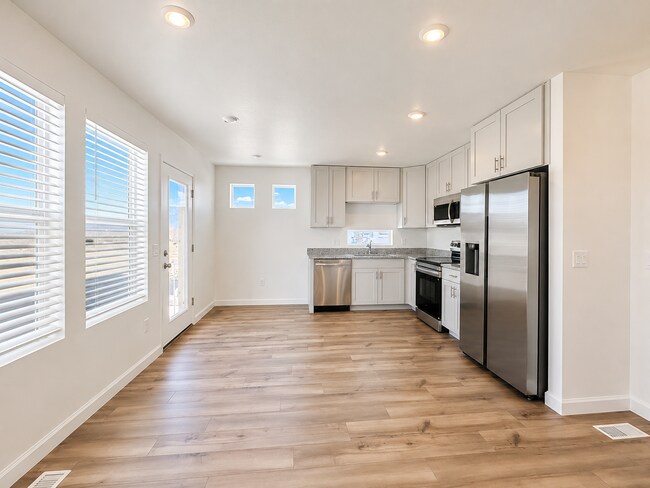 Foto del edificio - Brand New 2-bed 2-bath End Unit Townhome