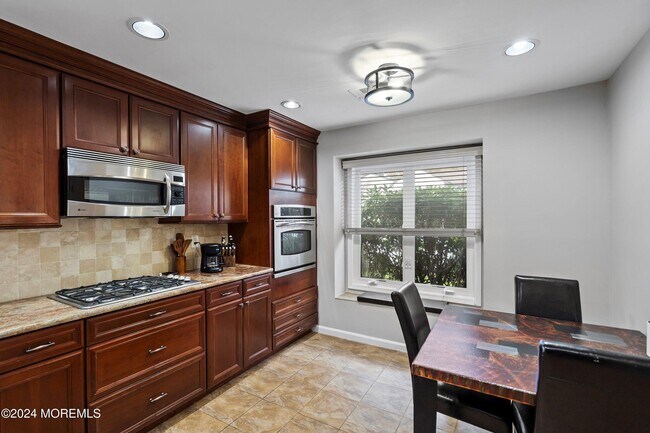 Building Photo - 211 Pear Dr