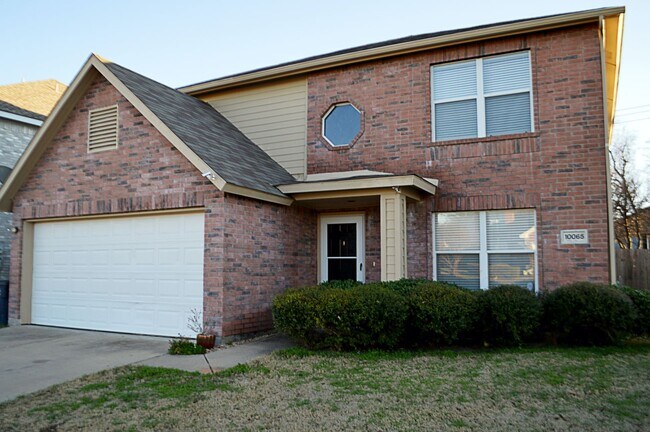 Foto del edificio - Large 2 story home with easy access to 820...