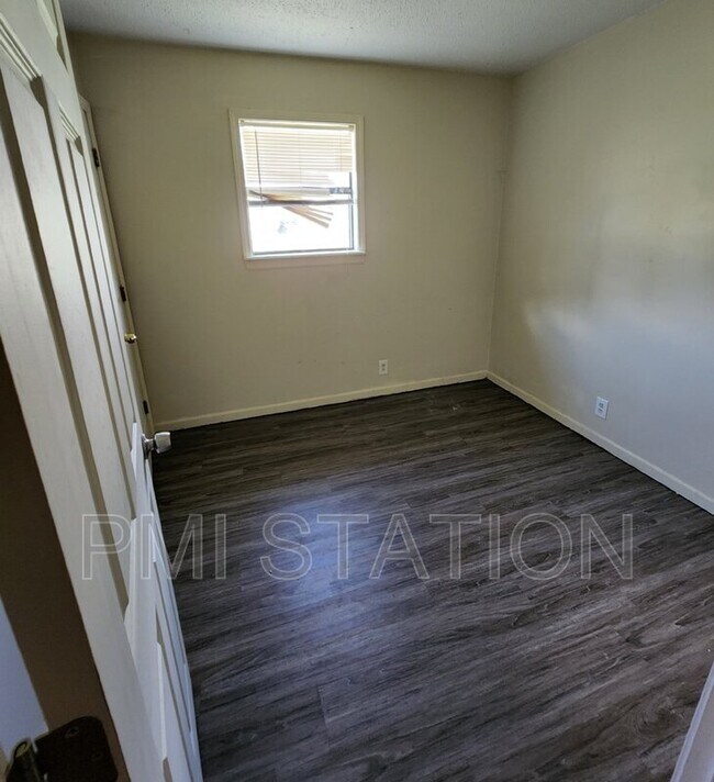 Foto del edificio - 100 E Sunrise Dr