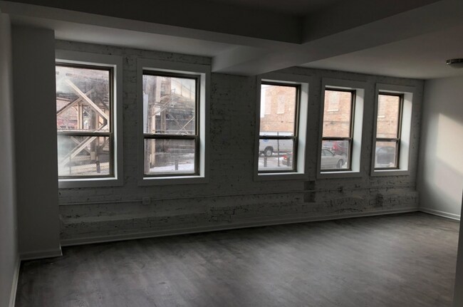 Building Photo - 935 W Dakin St