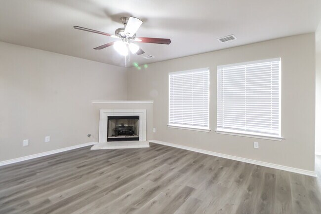 Foto del edificio - 15524 Sarah's Creek Dr