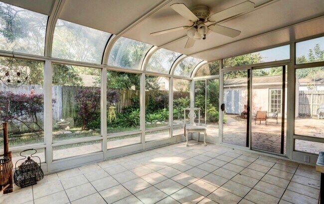 Foto del edificio - 8015 Windy Creek Dr