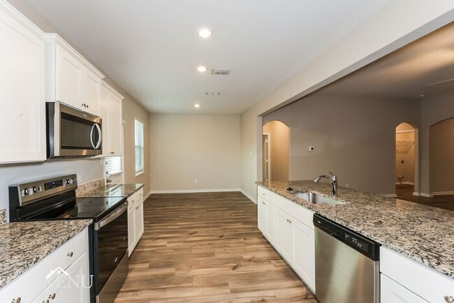 Building Photo - 2025 Hialeah Dr