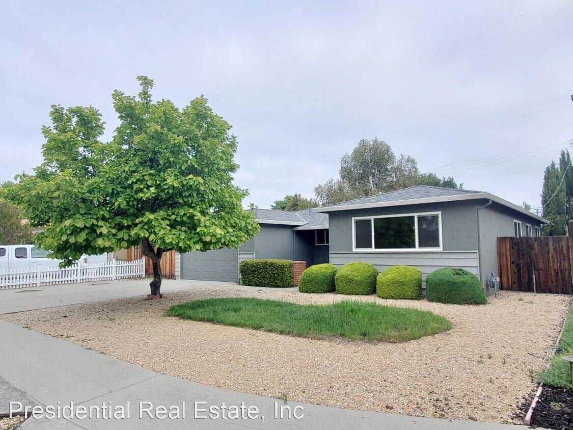 Foto principal - 4 br, 2 bath House - 425 Queens Ct