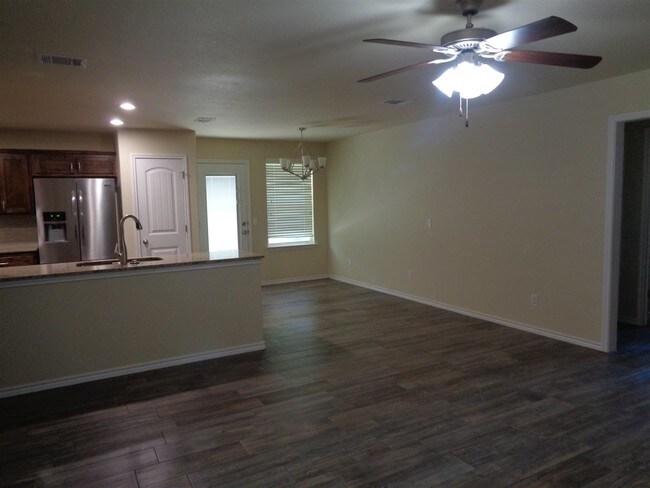 Building Photo - 608 E Pecan St