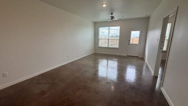 Foto del edificio - Brand NEW Spacious & Modern 3-Bedroom Duplex with Washer and Dryer and HUGE Backyard