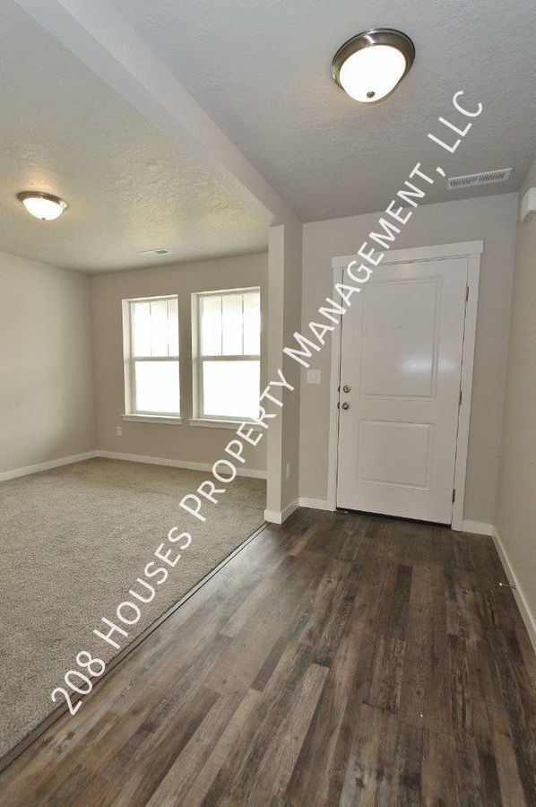 Foto del edificio - Spacious Home w/Open Floor-Plan