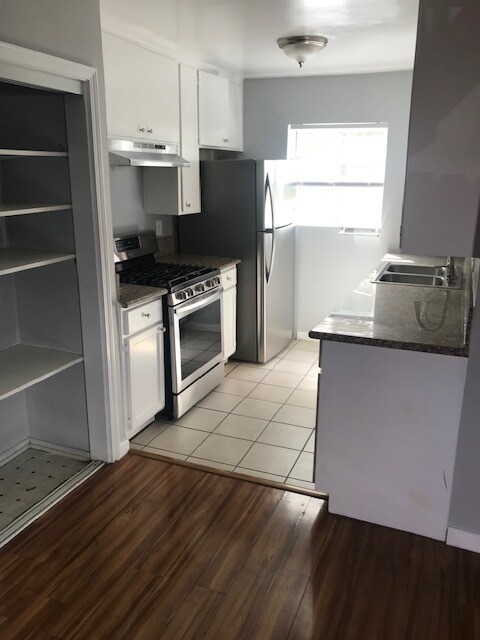 Kitchen - 1415 S Point View St