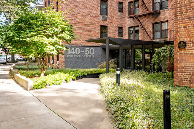Foto del edificio - 140-50 Burden Cres