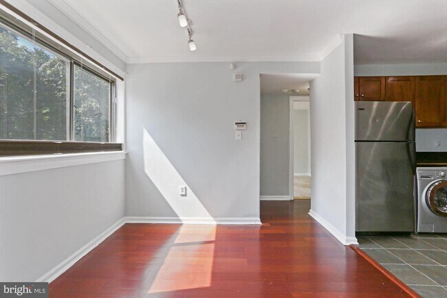 Foto del edificio - 3111 Naylor Rd SE