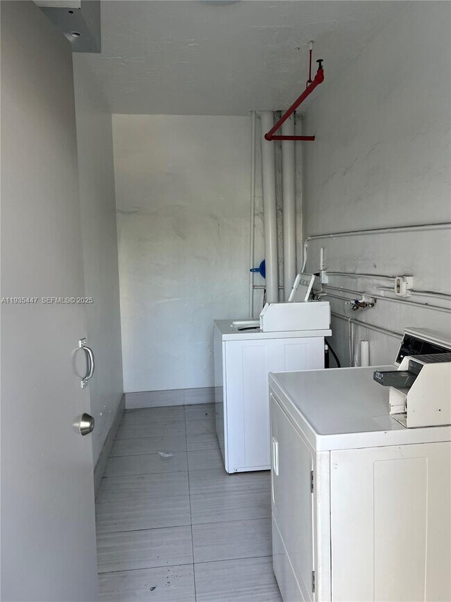 Foto del edificio - 395 NE 21st St