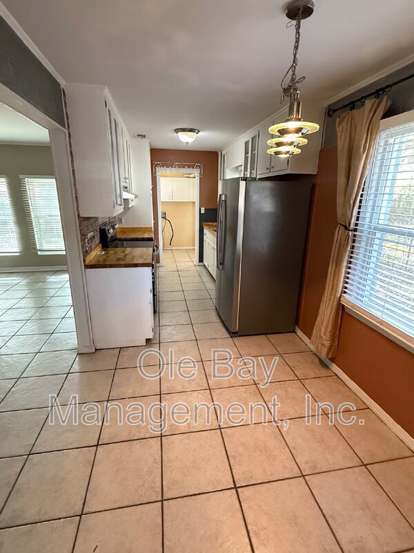 Building Photo - 5555 Vanderbilt Dr