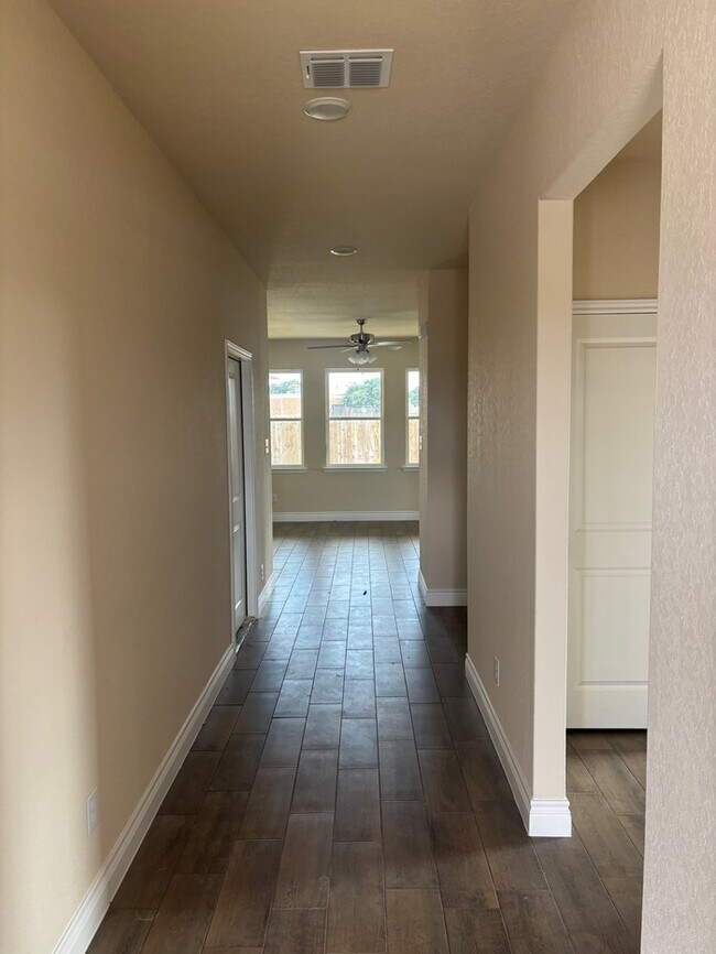 Foto del edificio - 105 Troubador Ln