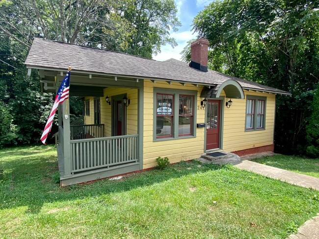 Building Photo - 2 bed 1 bath home in beautiful, historic H...