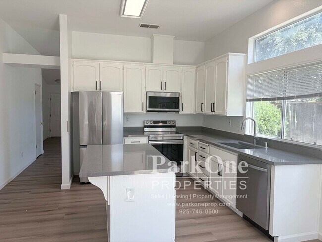 Foto del edificio - Beautifully Updated Home with Spacious Backyard in Concord!