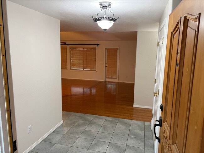 Building Photo - 385 S Acacia Dr