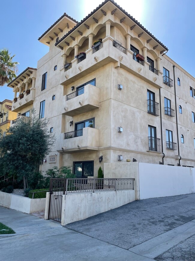 Building Photo - 1215 Armacost Ave