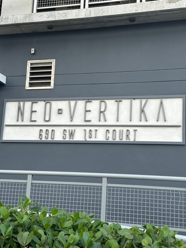 Foto principal - 690 SW 1st Ct