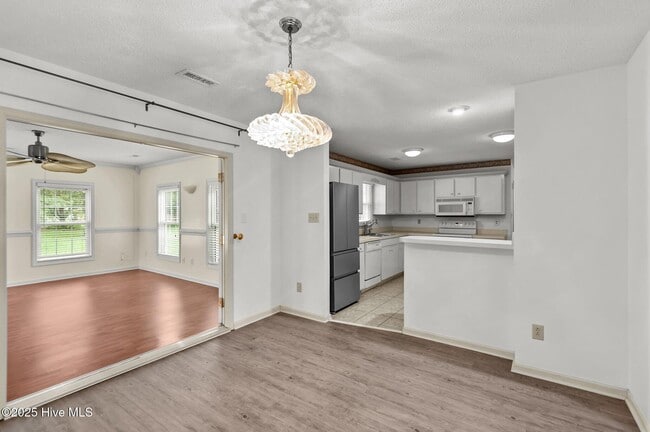 Building Photo - 221 Forest Oaks Dr