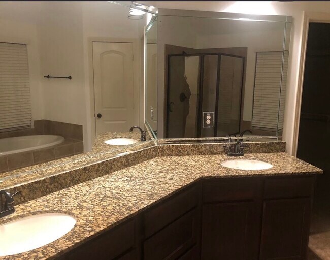 Baño principal con dos lavabos y vestidor. - 28735 Primrose Bluff Dr