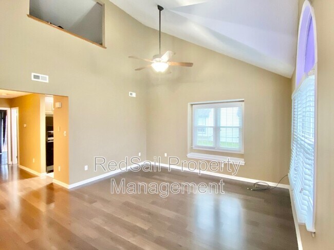 Foto del edificio - 211 Crestwood Ct
