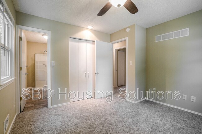 Foto del edificio - 107 SE Brentwood Dr