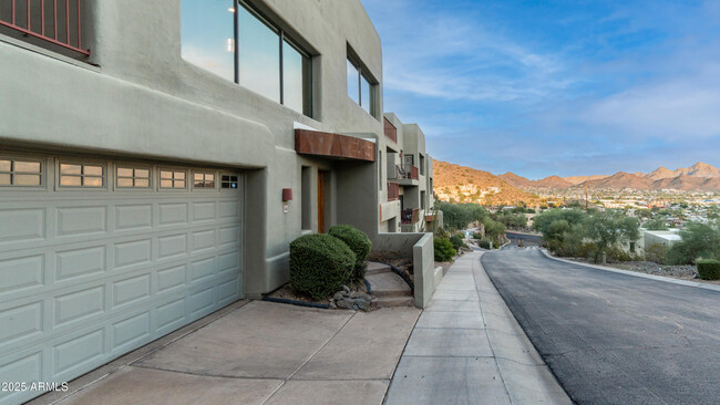 Foto del edificio - 44 W Foothill Dr
