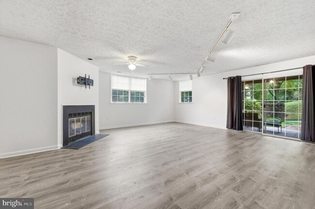 Foto del edificio - 2211 Woodbox Lane Unit A