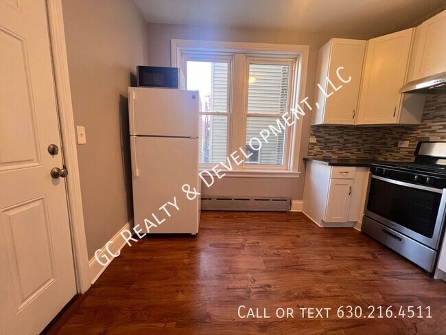 Building Photo - ***  ALBANY PARK / 4 BEDROOM - 2 BATH / ON...