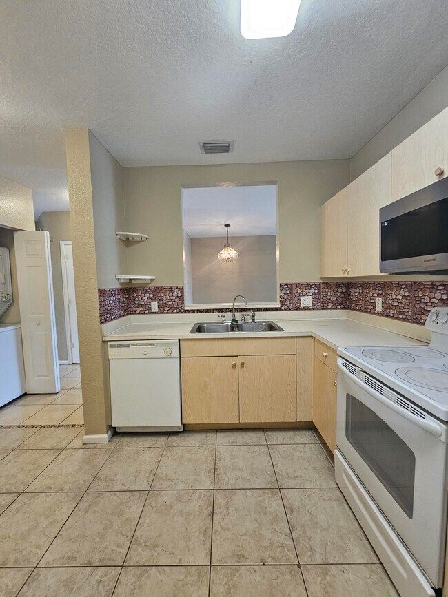 Building Photo - 1157 Golden Lakes Blvd